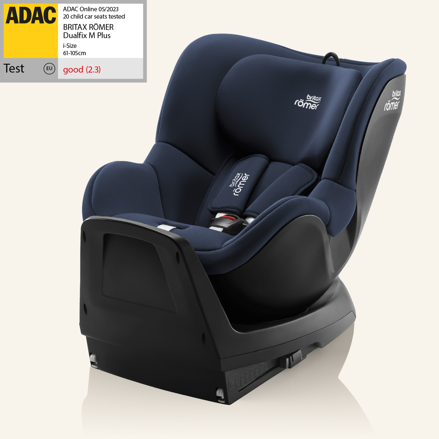 Silla de coche giratoria 360&deg; Britax R&ouml;mer DUALFIX M PLUS; junto a ella, una etiqueta de prueba ADAC con la calificaci&oacute;n buena (2,3).